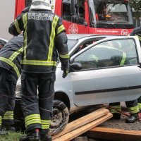 Osijek: Vatrogasci izvlačili automobil pod kojim se otvorila rupa