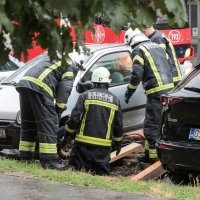 Osijek: Vatrogasci izvlačili automobil pod kojim se otvorila rupa
