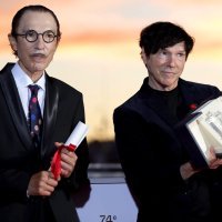 Američki glazbenici Ron i Russell Mael nagradu za najbolju režiju filma 'Annette' su pruzeli u ime Leosa Caraxa