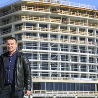 Zvonko Kotarac ispred hotela Amfora na Žnjanu 2019.