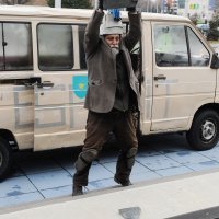 Performans Marka Brecelja 2012. ispred zagrebačkog Muzeja suvremene umjetnosti