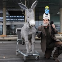 Performans Marka Brecelja 2012. ispred zagrebačkog Muzeja suvremene umjetnosti