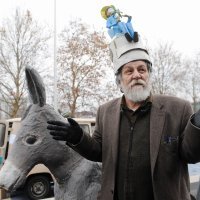 Performans Marka Brecelja 2012. ispred zagrebačkog Muzeja suvremene umjetnosti