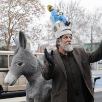 Performans Marka Brecelja 2012. ispred zagrebačkog Muzeja suvremene umjetnosti