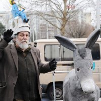 Performans Marka Brecelja 2012. ispred zagrebačkog Muzeja suvremene umjetnosti