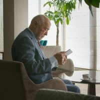 Stjepan Mesić gleda lažnu snimku sebe u serijalu 'Kolaži o laži'