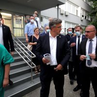 Premijer Plenković obišao ozlijeđene putnike u Slavonskom Brodu