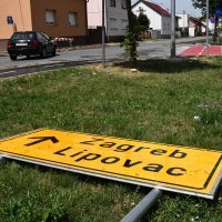 Snažan vjetar rušio prometne znakove u Slavonskom Brodu