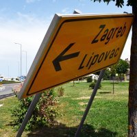 Snažan vjetar rušio prometne znakove u Slavonskom Brodu