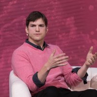 Ashton Kutcher na godišnjem Airbnb-jevom događanju 2016. godine