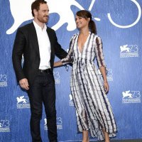 Michael Fassbender i Alicia Vikander