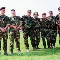 Zapovjednici postrojbi koje su oslobodile Knin 6. kolovoza 1995. na stadionu NK Dinara čekaju dolazak predsjednika Tuđmana i državnog vrha: Ivan Jurić, Miljenko Filipović, Ivan Korade, Rahim Ademi, Damir Krstičević, Renato Romić, Ante Kotromanović