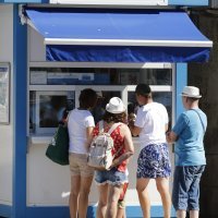 Gužva na trajektu u Makarskoj