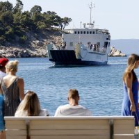 Gužva na trajektu u Makarskoj