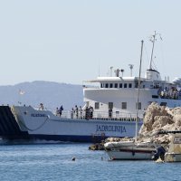 Gužva na trajektu u Makarskoj