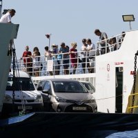 Gužva na trajektu u Makarskoj