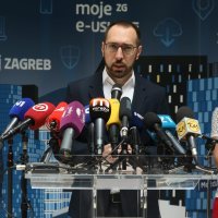 Konferencija za medije Tomislava Tomaševića