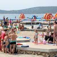 Plaže u Vodicama pune su kupača
