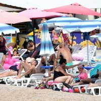 Plaže u Vodicama pune su kupača