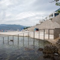 Plaža hotela Hilton Costabella ograđena je ogradom