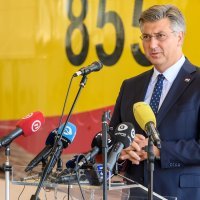 Premijer Plenković posjetio Protupožarnu eskadrilu HRZ-a
