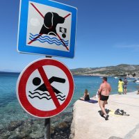 Zbog zagađenja mora na plaži u Klenovici zabranjeno je kupanje