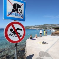 Zbog zagađenja mora na plaži u Klenovici zabranjeno je kupanje