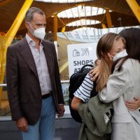 Kralj Felipe i kraljica Letizia prate kćer Leonor na aerodrom