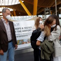 Kralj Felipe i kraljica Letizia prate kćer Leonor na aerodrom