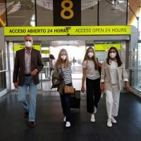 Kralj Felipe i kraljica Letizia prate kćer Leonor na aerodrom