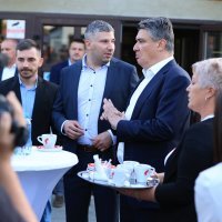 Rajevo selo: Predsjednik Milanović obišao izložbu fotografija "Čuvali smo granicu na Savi"