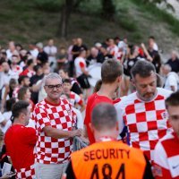 Hrvatski navijači ispred stadiona Poljud