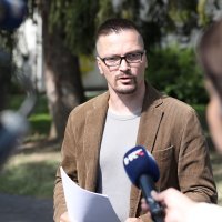 Drama ispred Osnovne škole Krapinske Toplice i dalje se nastavlja, stigla policija i župan
