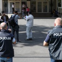 Drama ispred Osnovne škole Krapinske Toplice i dalje se nastavlja, stigla policija i župan