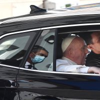 Papa Franjo putuje u Škodi Enyaq iV