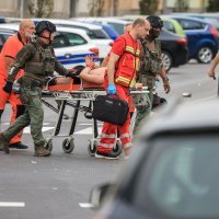 Muškarac oštetio parkirani automobil, zatvorio se u stan pa bacao namještaj na policiju