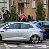 Muškarac oštetio parkirani automobil, zatvorio se u stan pa bacao namještaj na policiju