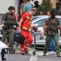 Muškarac oštetio parkirani automobil, zatvorio se u stan pa bacao namještaj na policiju