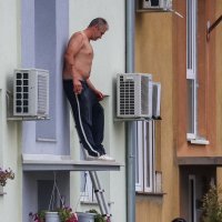 Muškarac oštetio parkirani automobil, zatvorio se u stan pa bacao namještaj na policiju