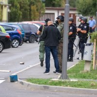 Muškarac oštetio parkirani automobil, zatvorio se u stan pa bacao namještaj na policiju