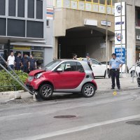 Auto Smart zabio se u prometni znak u Splitu
