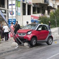 Auto Smart zabio se u prometni znak u Splitu