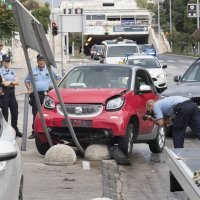 Auto Smart zabio se u prometni znak u Splitu