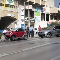 Auto Smart zabio se u prometni znak u Splitu