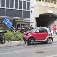 Auto Smart zabio se u prometni znak u Splitu