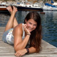 Ana Jelušić na plaži u Kostreni