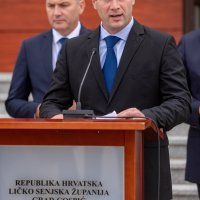 Plenković i suradnici na otvorenju zgrade Razvojnog Centra Ličko-senjske županije