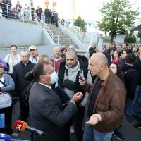 Prosvjed protivnika COVID potvrda pred KBC-om Rebro