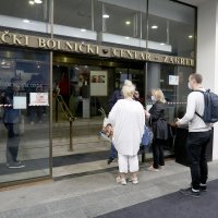 Kontrola covid potvrda na ulazu u KBC Zagreb