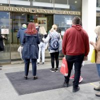 Kontrola covid potvrda na ulazu u KBC Zagreb
